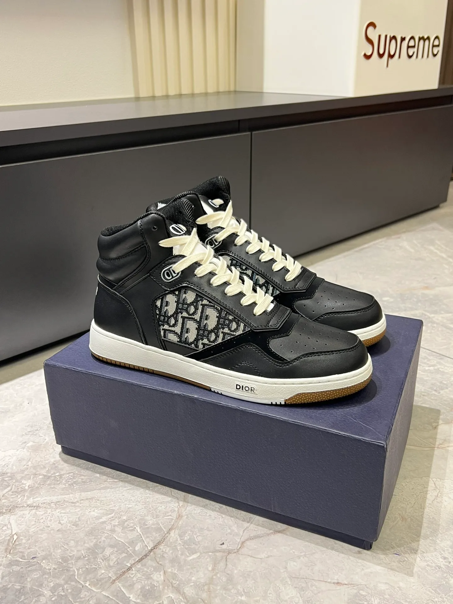 Men's shoes 💰p460 "Dio*" mid-top B27 casual sneakers. This B27 high-top sneaker is a new product in the series and continues Di*r's classic style. Crafted from gray and white smooth calf leather with beige and black Oblique print panels on the sides. The "CD Icon" shaped shoelace eyelets are clever and delicate, and the two-color rubber sole, rear collar and heel are all equipped with the brand's iconic details to enhance the style. Oblique printed straps at the ankle allow for an adjustable fit to complement the overall design. Fashionable and versatile, it can complement any look. Create an exquisite design with unique dynamic vitality and modern atmosphere, presented in low-top and high-top styles. This new must-have shoe adds a new dimension to Dior's archive heritage, embodying modern elegance. Purchase the original version and make it 1:1. If you need top quality, please come to me! Male 38-44!